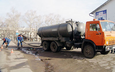Как производят откачку колодцев специальной машиной