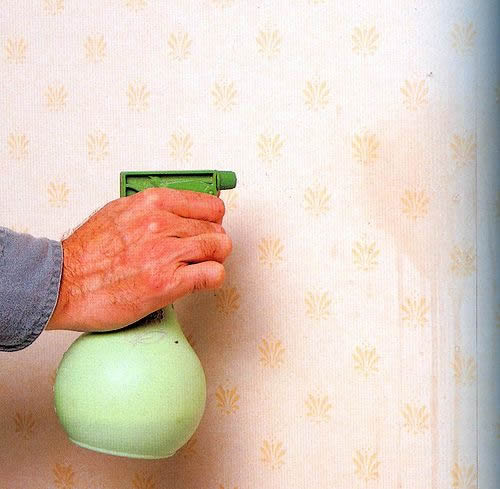 Не забываем смачивать обои